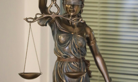 Statue de la Justice (Thémis) tenant une balance et une épée, les yeux bandés